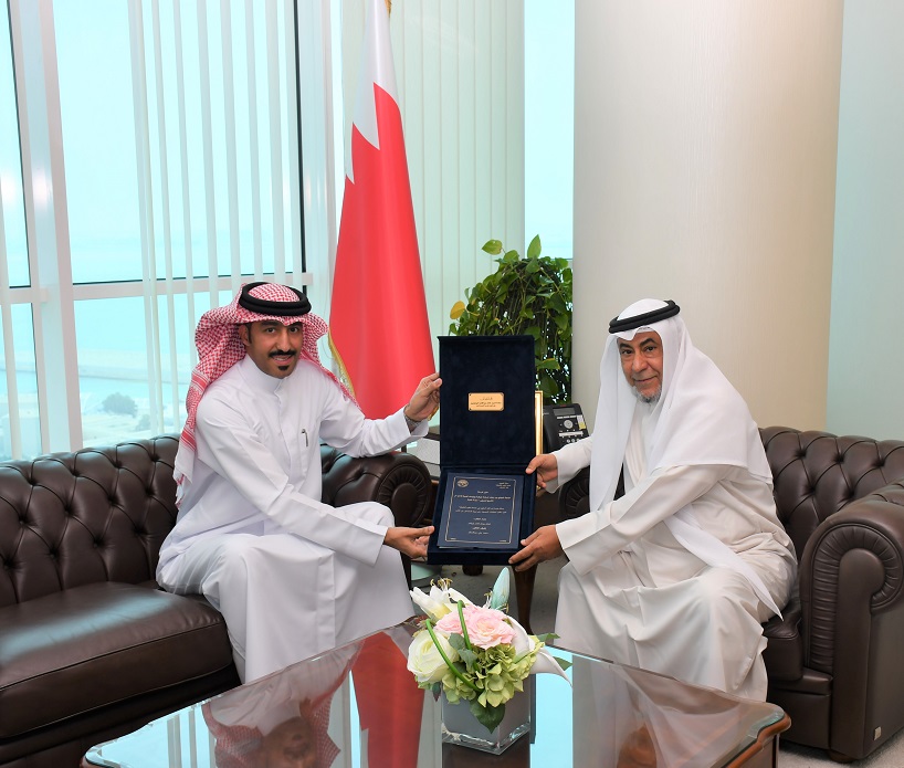 وزير شؤون مجلسي الشورى والنواب يستقبل الباحث كمال جمال